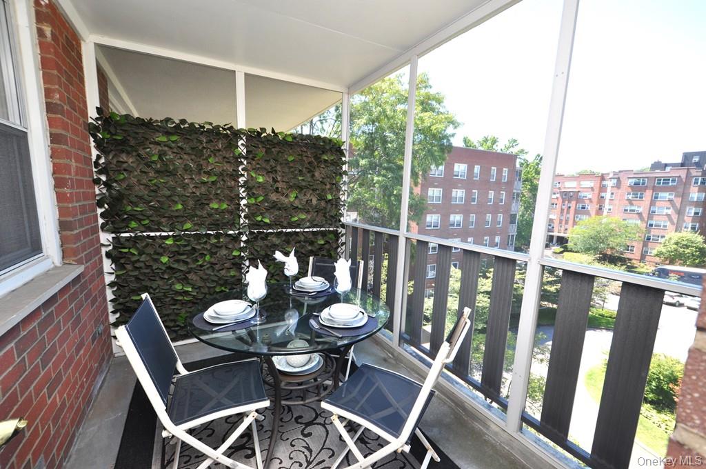 Scarsdale, New York 10583, United States, 3 Bedrooms Bedrooms, ,2 BathroomsBathrooms,Residential,Pending,197934