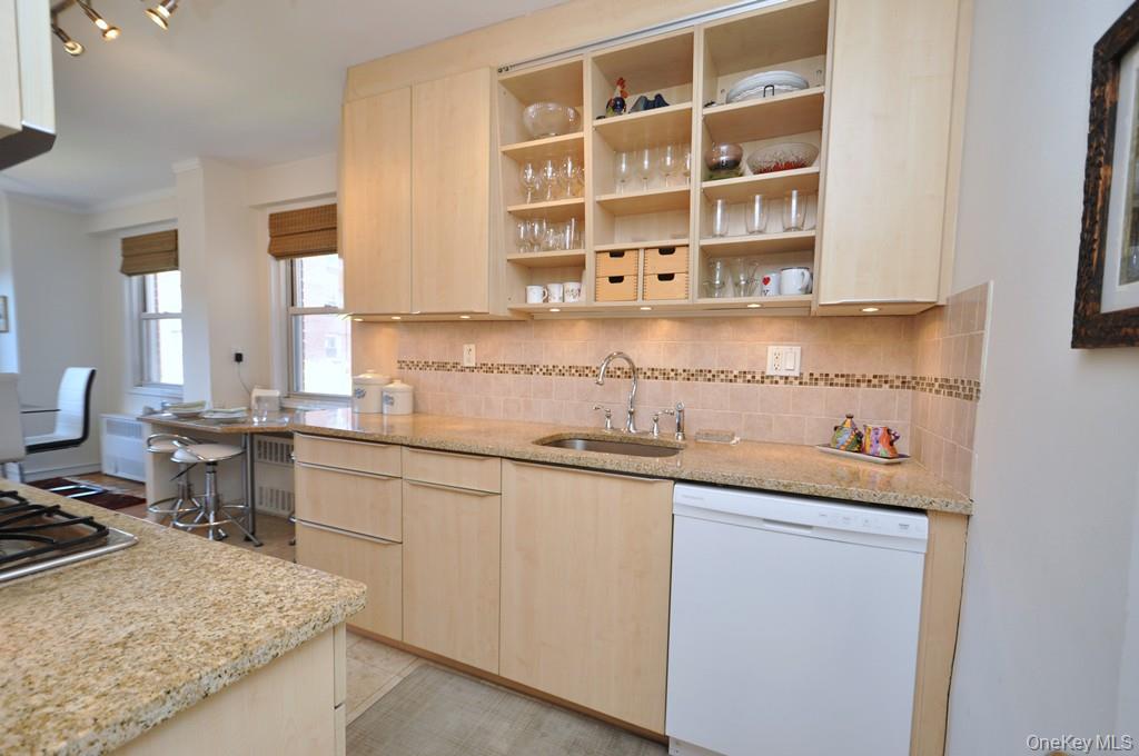 Scarsdale, New York 10583, United States, 3 Bedrooms Bedrooms, ,2 BathroomsBathrooms,Residential,Pending,197934