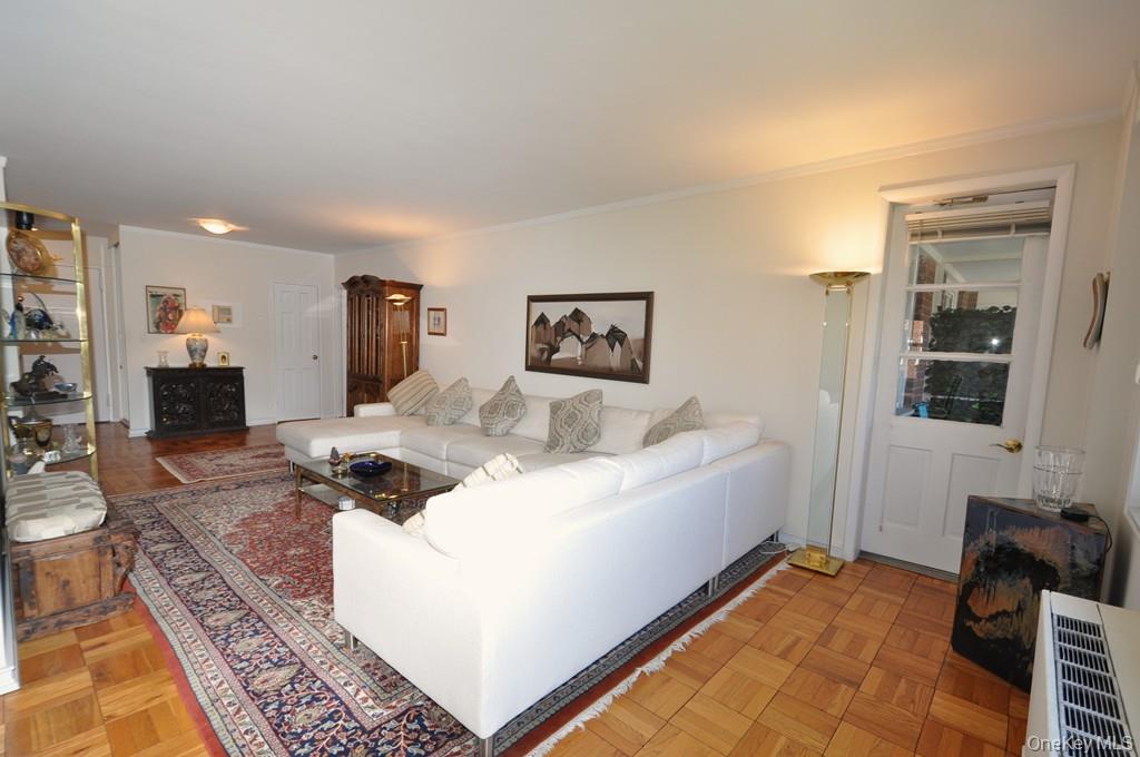 Scarsdale, New York 10583, United States, 3 Bedrooms Bedrooms, ,2 BathroomsBathrooms,Residential,Pending,197934