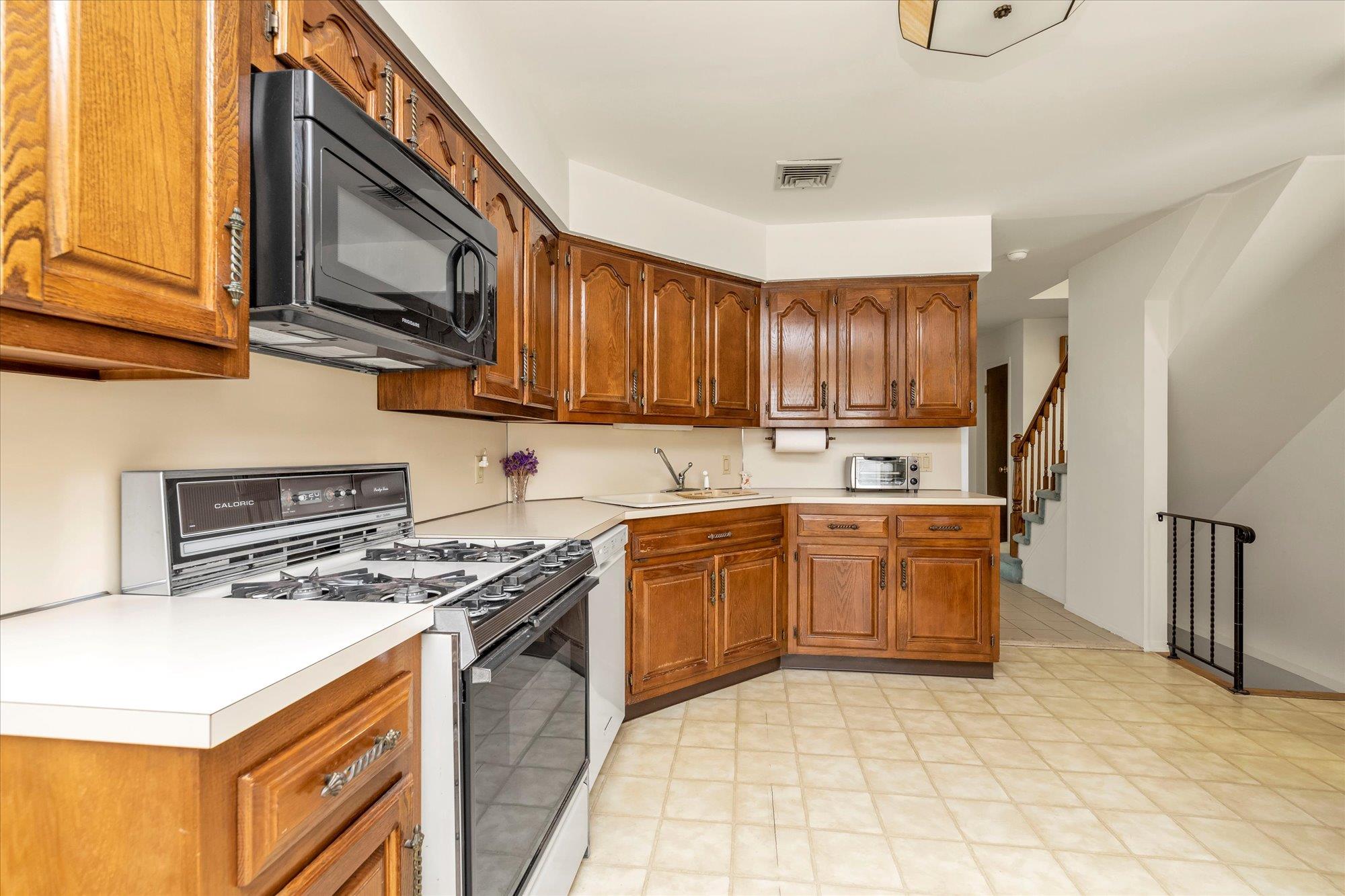 7 Sunset Avenue, Lynbrook, New York image 8