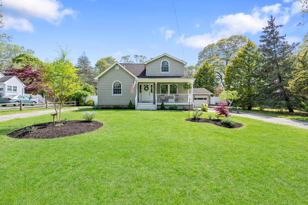 Inwood Road, Center Moriches, Hamptons, NY - 3 Bedrooms  
2 Bathrooms - 