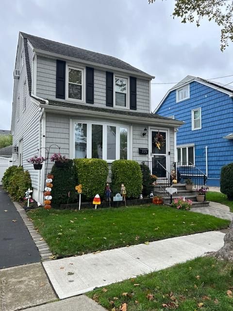Photo of 226 Park Avenue, Williston Park, NY 11596 (MLS # 924441)