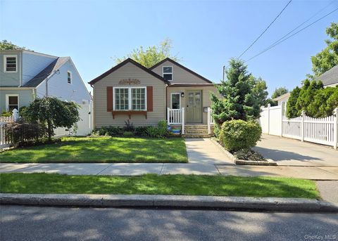 Photo of 445 Clinton Avenue, Rockville Centre, NY 11570 (MLS # 900221)