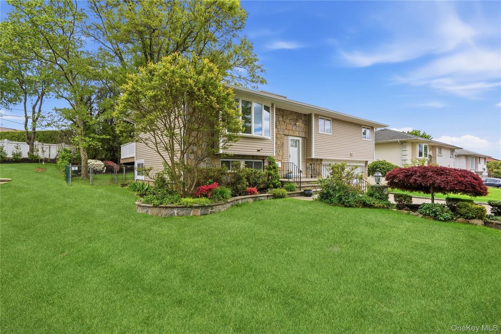 Photo of 183 N Marginal Road, Jericho, NY 11753 (MLS # 993946)