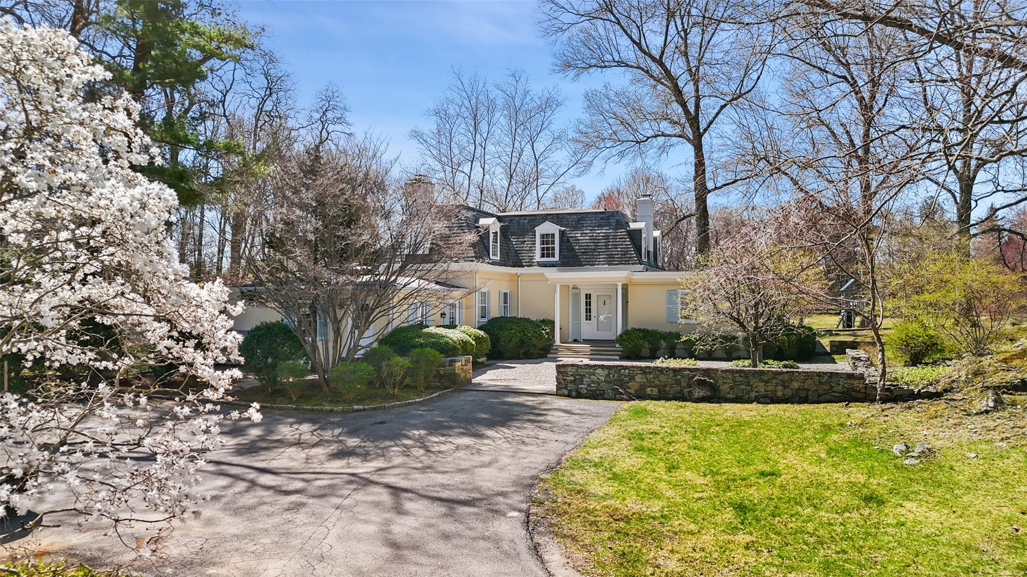 Mclain Street, Bedford Hills, New York - 4 Bedrooms  
4 Bathrooms  
8 Rooms - 