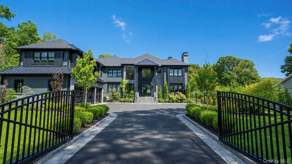 Photo of 13 Sleepy Hollow Lane, Dix Hills, NY 11746 (MLS # 1054317)