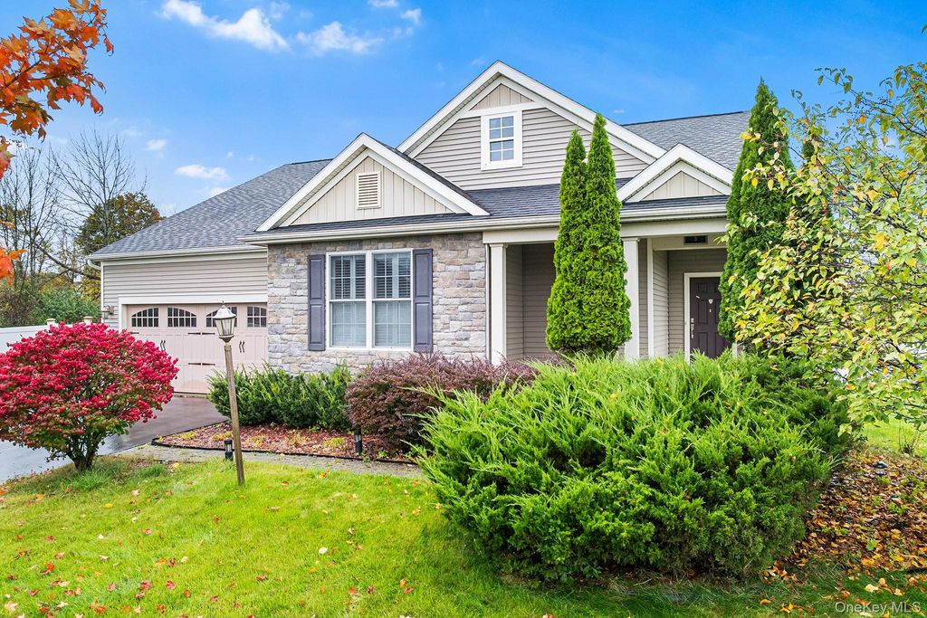 Photo of 5 Matthews Court, Colonie, NY 12047 (MLS # 943599)