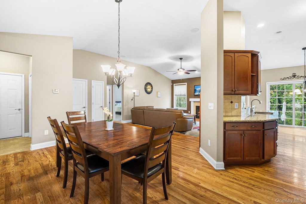 Photo of 5 Matthews Court, Colonie, NY 12047 (MLS # 943599)