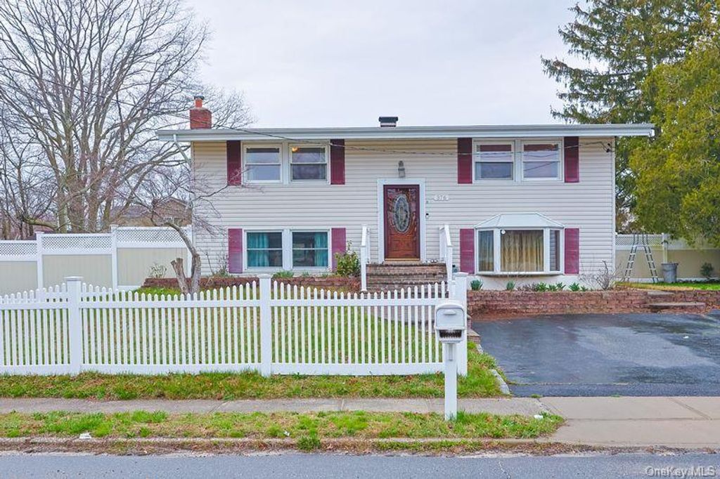 Photo of 376 Magnolia Drive, Selden, NY 11784 (MLS # 982099)