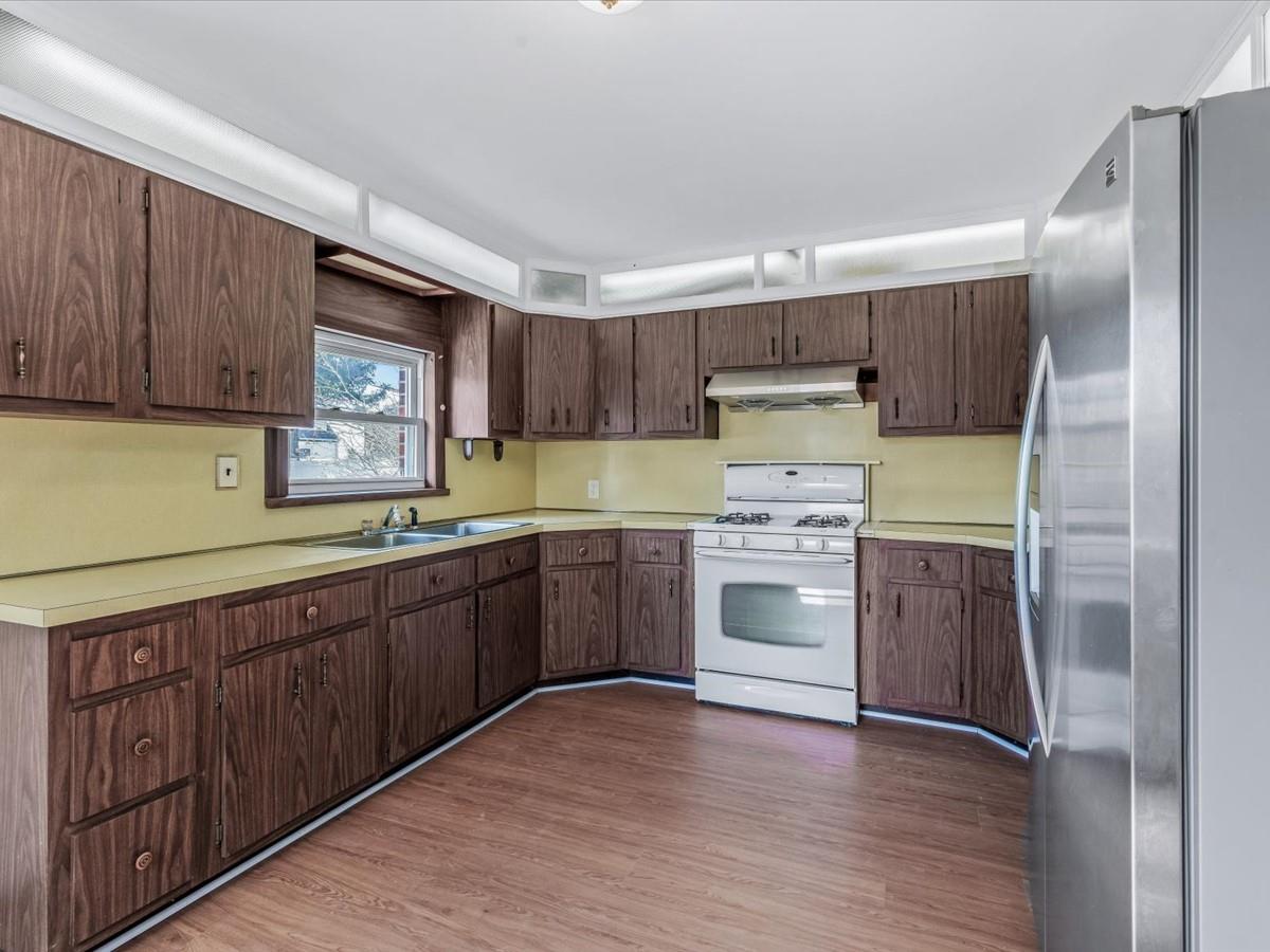 8 Gables Road, Hicksville, New York image 7
