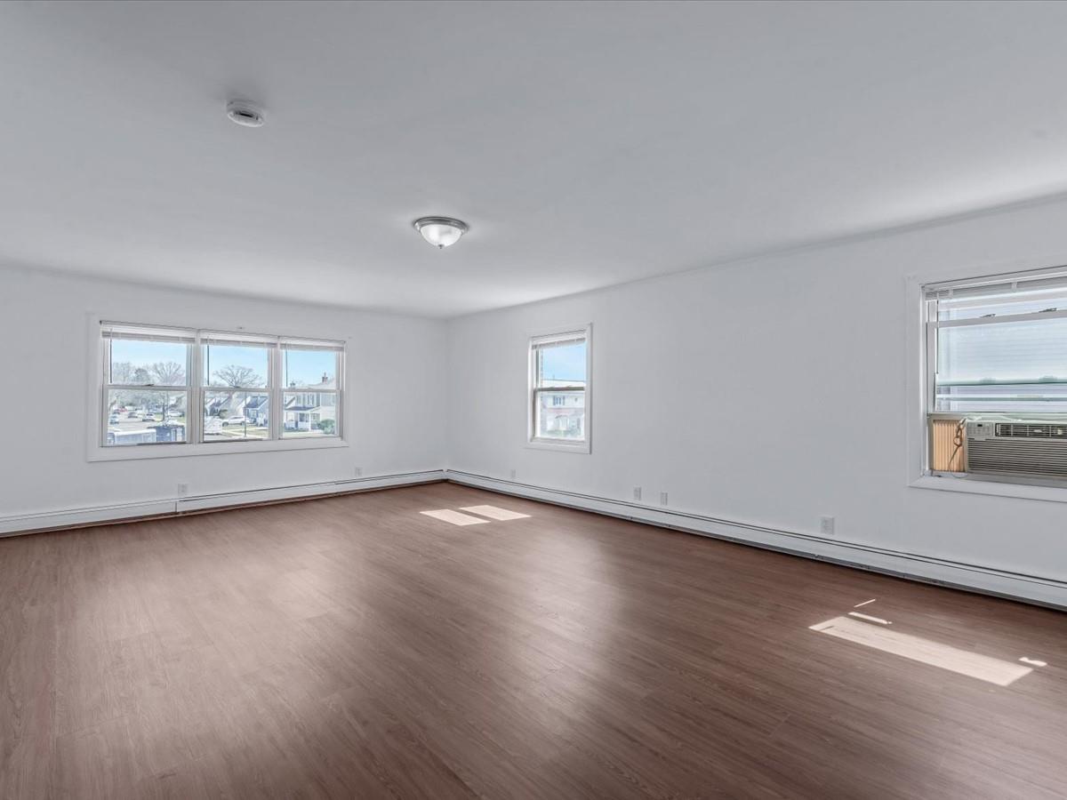8 Gables Road, Hicksville, New York image 14