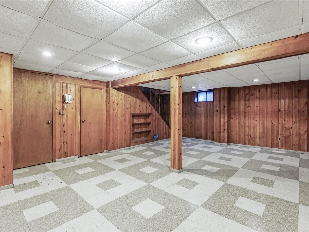 8 Gables Road, Hicksville, New York image 18