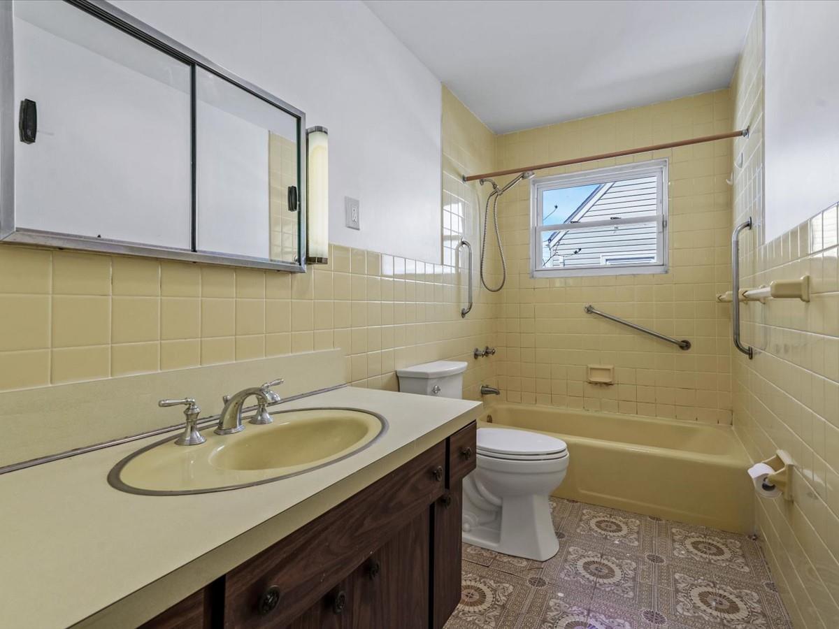 8 Gables Road, Hicksville, New York image 13