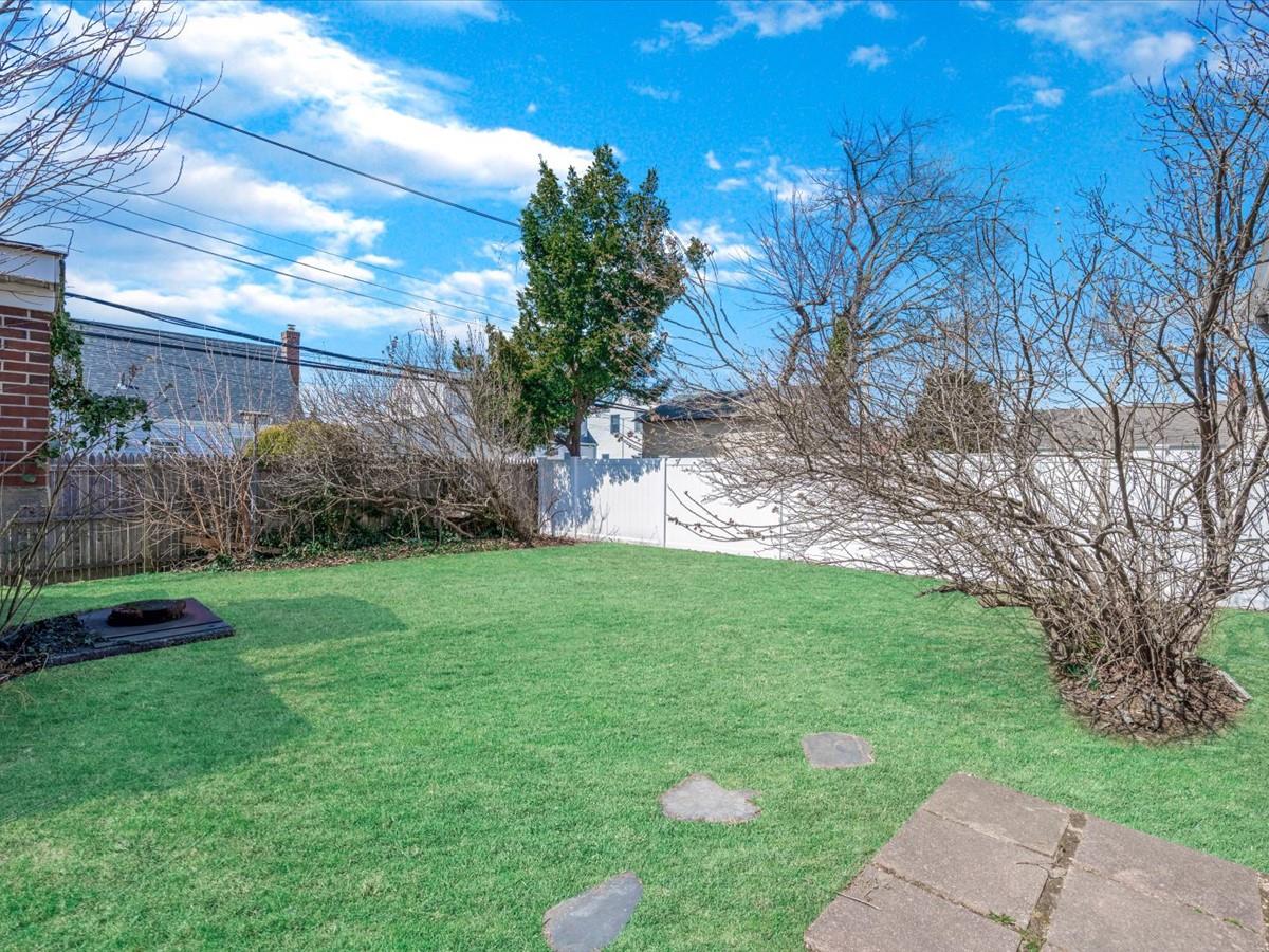 8 Gables Road, Hicksville, New York image 20