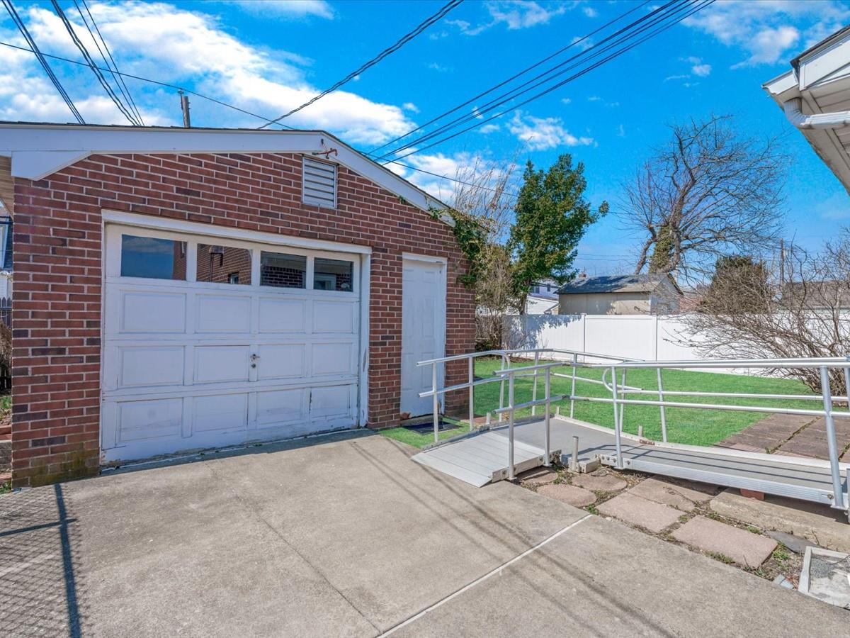 8 Gables Road, Hicksville, New York image 19