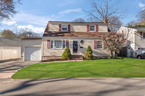 Photo of 10 Maple Road, Huntington Station, NY 11746 (MLS # 985312)