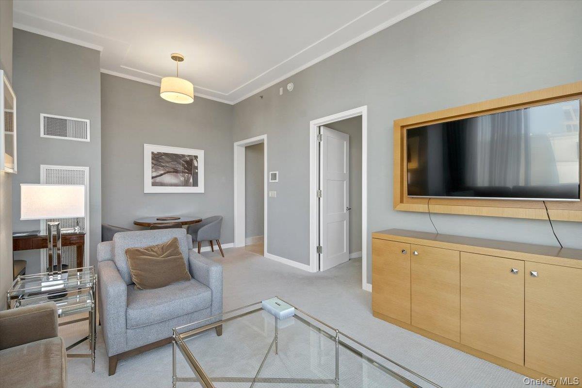 1 Renaissance Square 8A