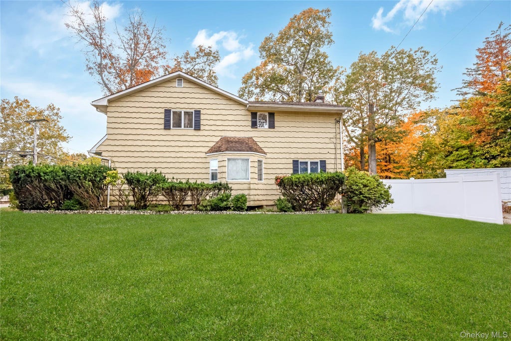 Photo of 7 Edgewood Avenue, Smithtown, NY 11787 (MLS # 1068186)