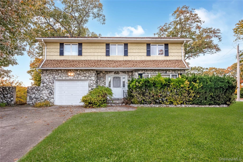 Photo of 7 Edgewood Avenue, Smithtown, NY 11787 (MLS # 1068186)