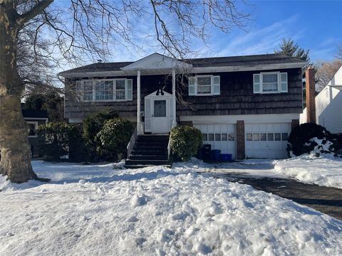 Photo of 840 Robin Court, Baldwin, NY 11510 (MLS # 965942)