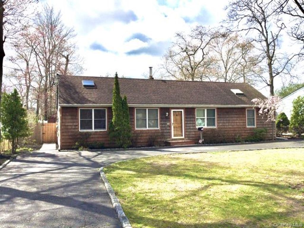 Photo of 56 Gwendolyn Place, East Islip, NY 11730 (MLS # 987764)