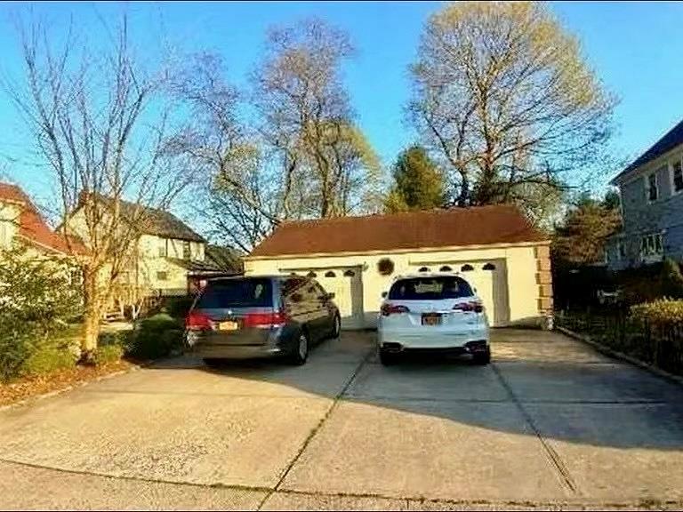 5 Garfield Place, Roslyn Heights, New York image 13