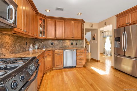 Homes For Sale - 7 Eastern Drive<br/> New Hyde Park, NY 11040