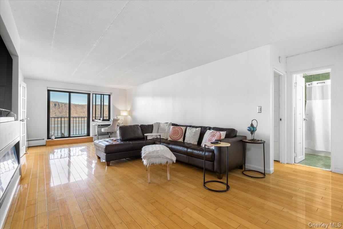 1085 Warburton Ave 304