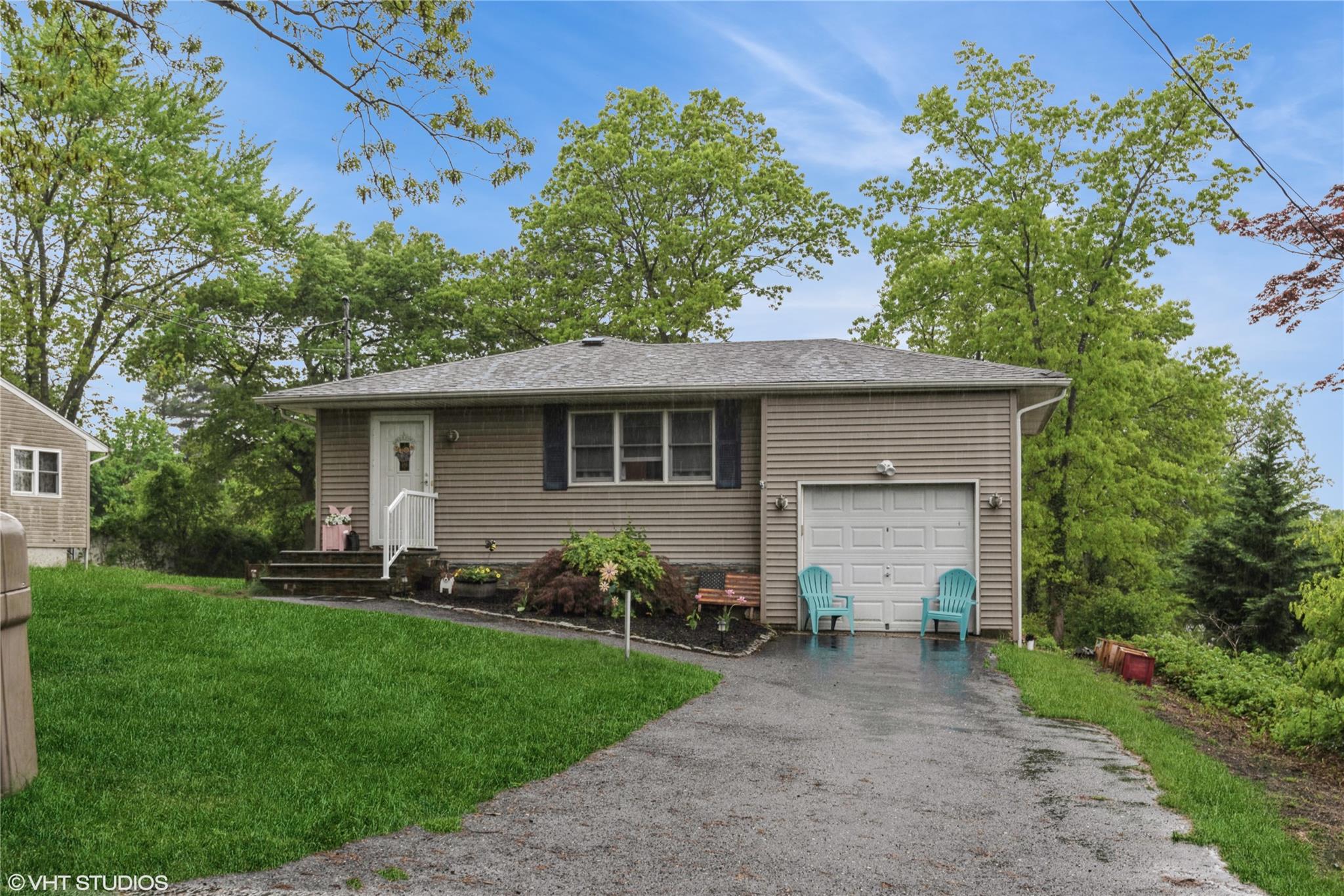 32 Seusing Boulevard, Ronkonkoma, New York image 1