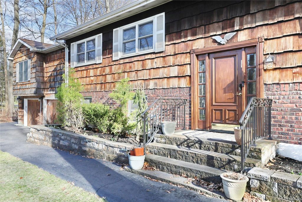 Photo of 1 Forest Glen Court, Suffern, NY 10901 (MLS # 983296)