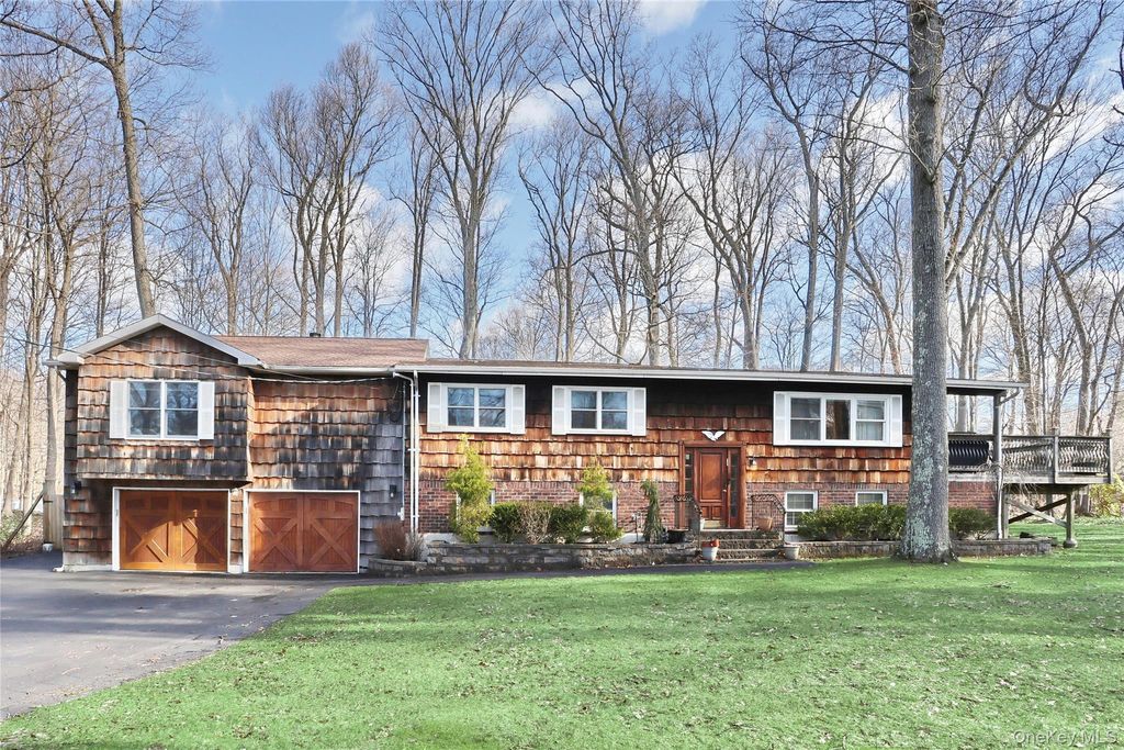 Photo of 1 Forest Glen Court, Suffern, NY 10901 (MLS # 983296)