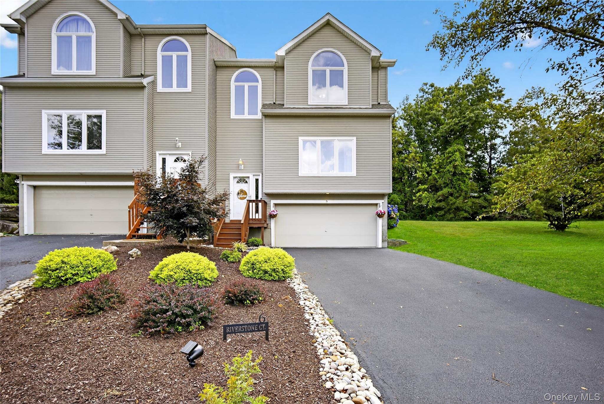 6 Riverstone Court