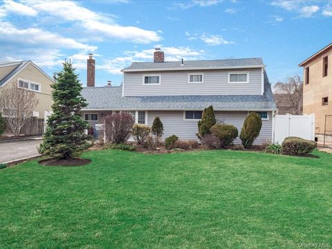 Homes For Sale - 34 Hedge Lane<br/> Westbury, NY 11590