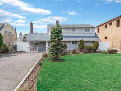 34 Hedge Lane Westbury NY 11590