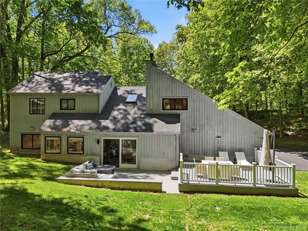 Photo of 61 Cliffside Lane, Mount Kisco, NY 10549 (MLS # 996092)