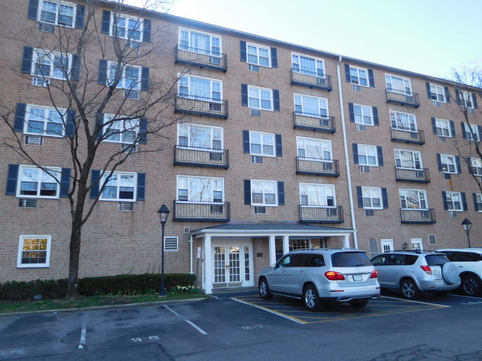 Rental Property at Consulate Drive 2-K, Tuckahoe, New York - Bedrooms: 1 
Bathrooms: 1 
Rooms: 4  - $2,700 MO.