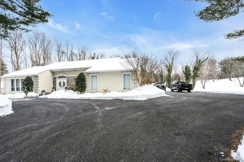 Homes For Sale - 7 Albertson Lane<br/> Old Westbury, NY 11568