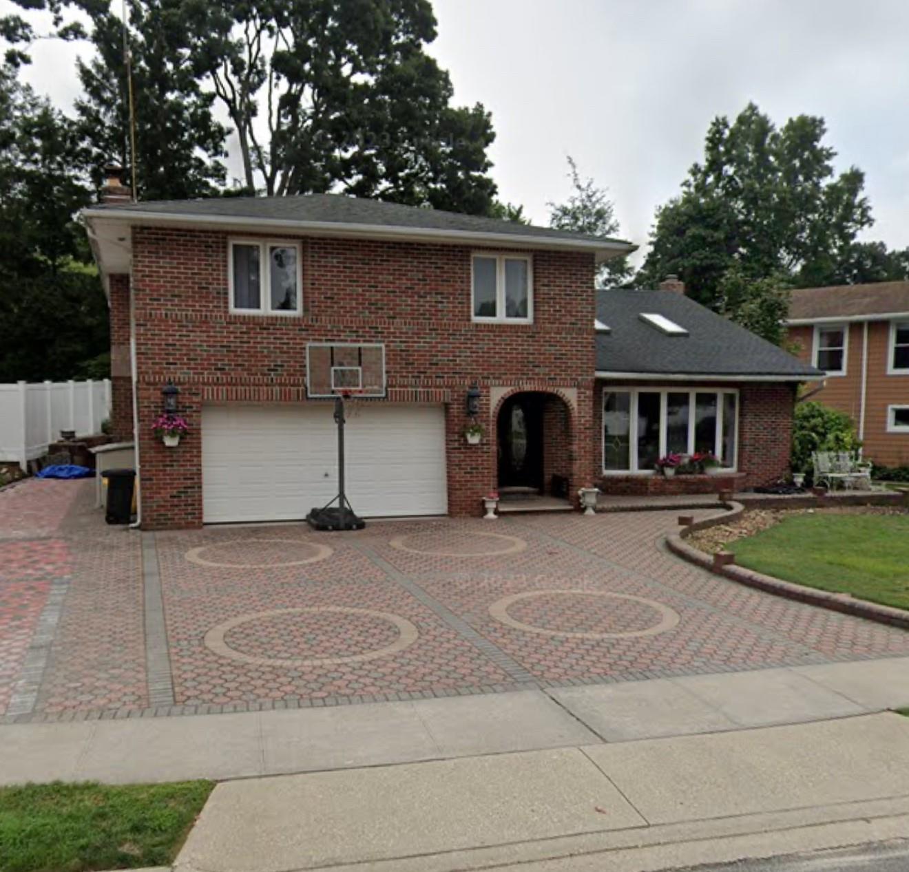 48 Robin Lane, Plainview, New York image 1