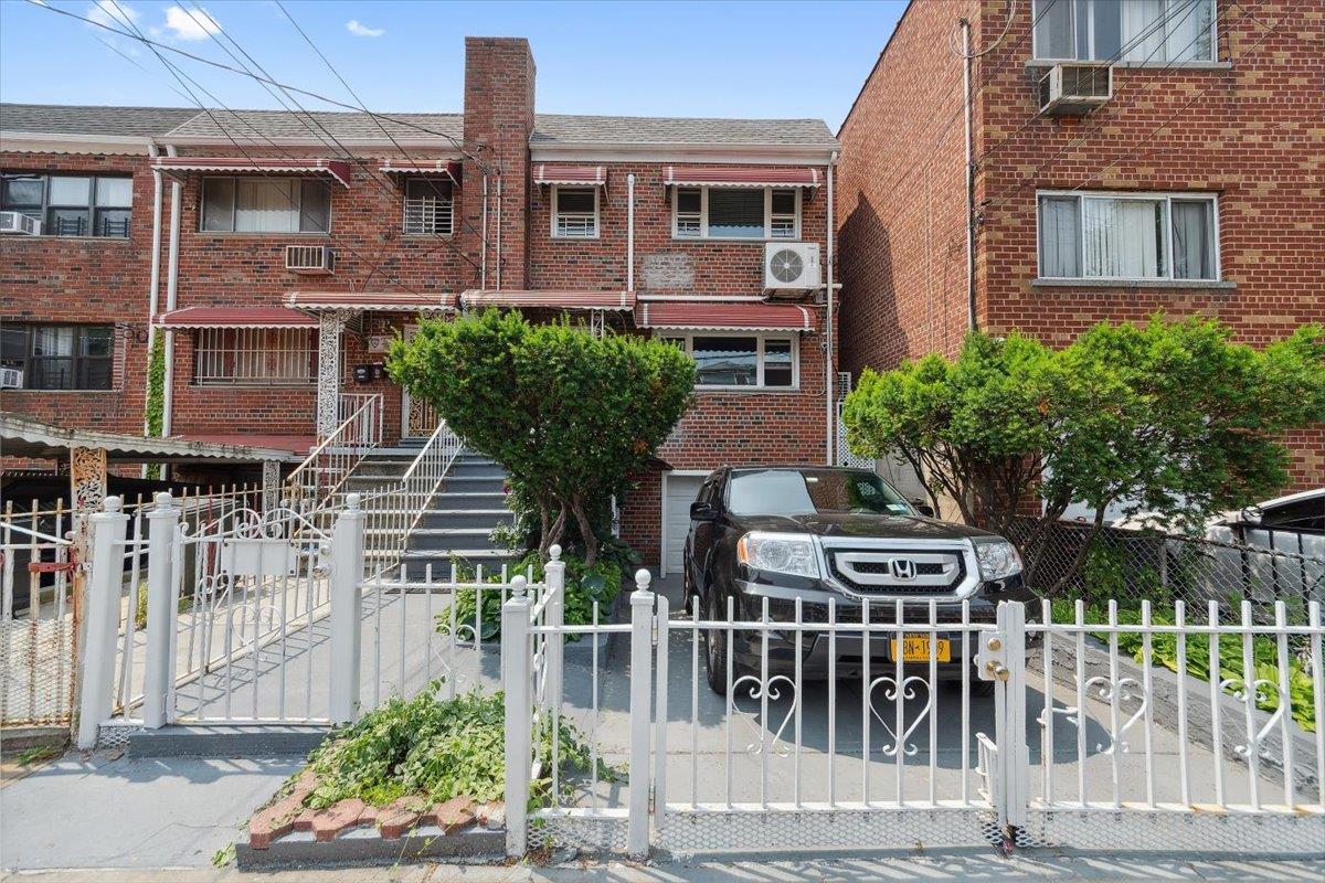 E 213th Street, Bronx, New York - 5 Bedrooms  
3 Bathrooms - 
