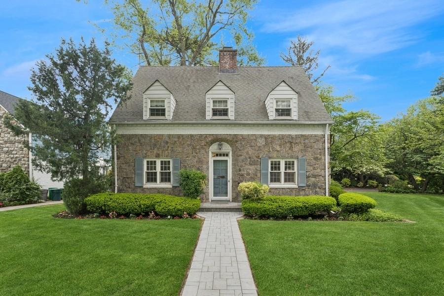 2 Wyatt Road, Garden City, New York image 2