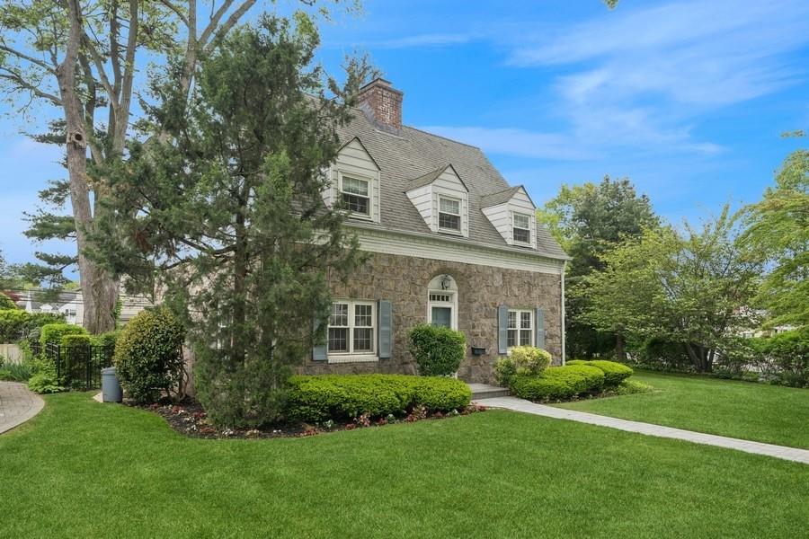 2 Wyatt Road, Garden City, New York image 1