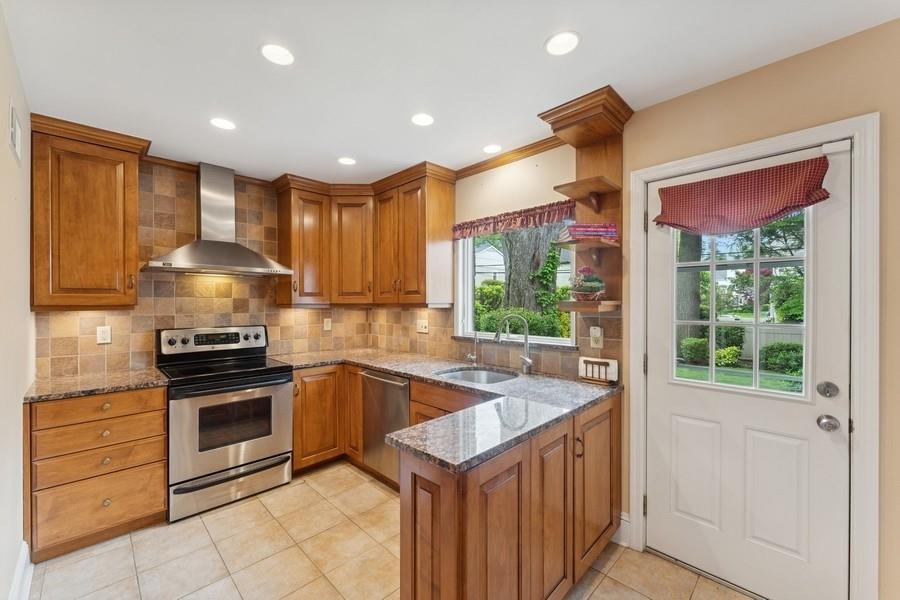 2 Wyatt Road, Garden City, New York image 9