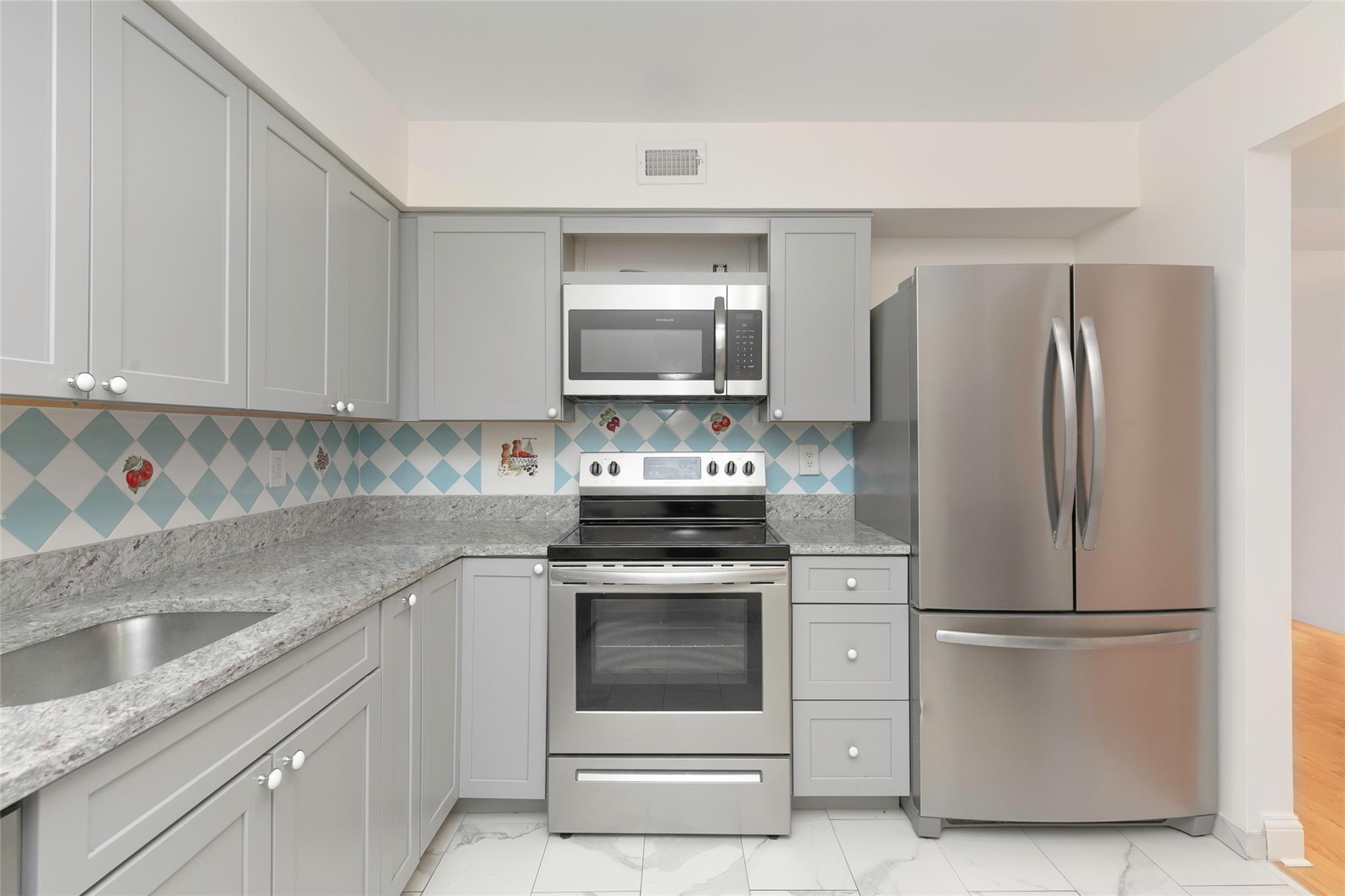 18 Bronxville Glen Drive #9  BLDG. 3, Bronxville, New York image 9