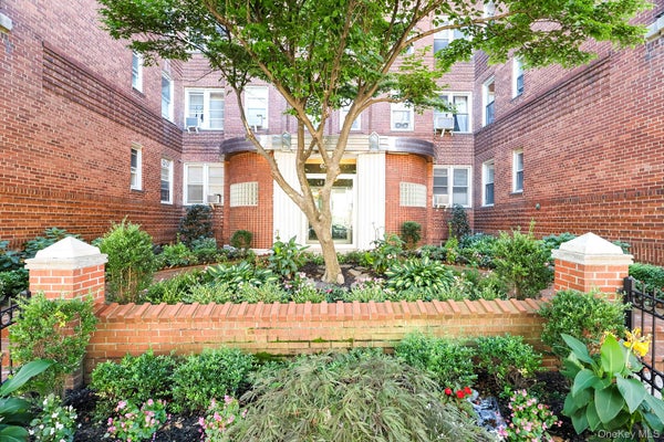 ADDRESS PRIVATE, REGO PARK, NY  - Image 2ddee2ab1a2b005b330c740bac287dfa/1367962554