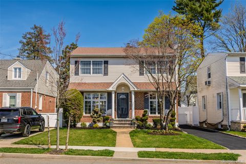 Photo of 416 Argyle Road, Mineola, NY 11501 (MLS # 985351)