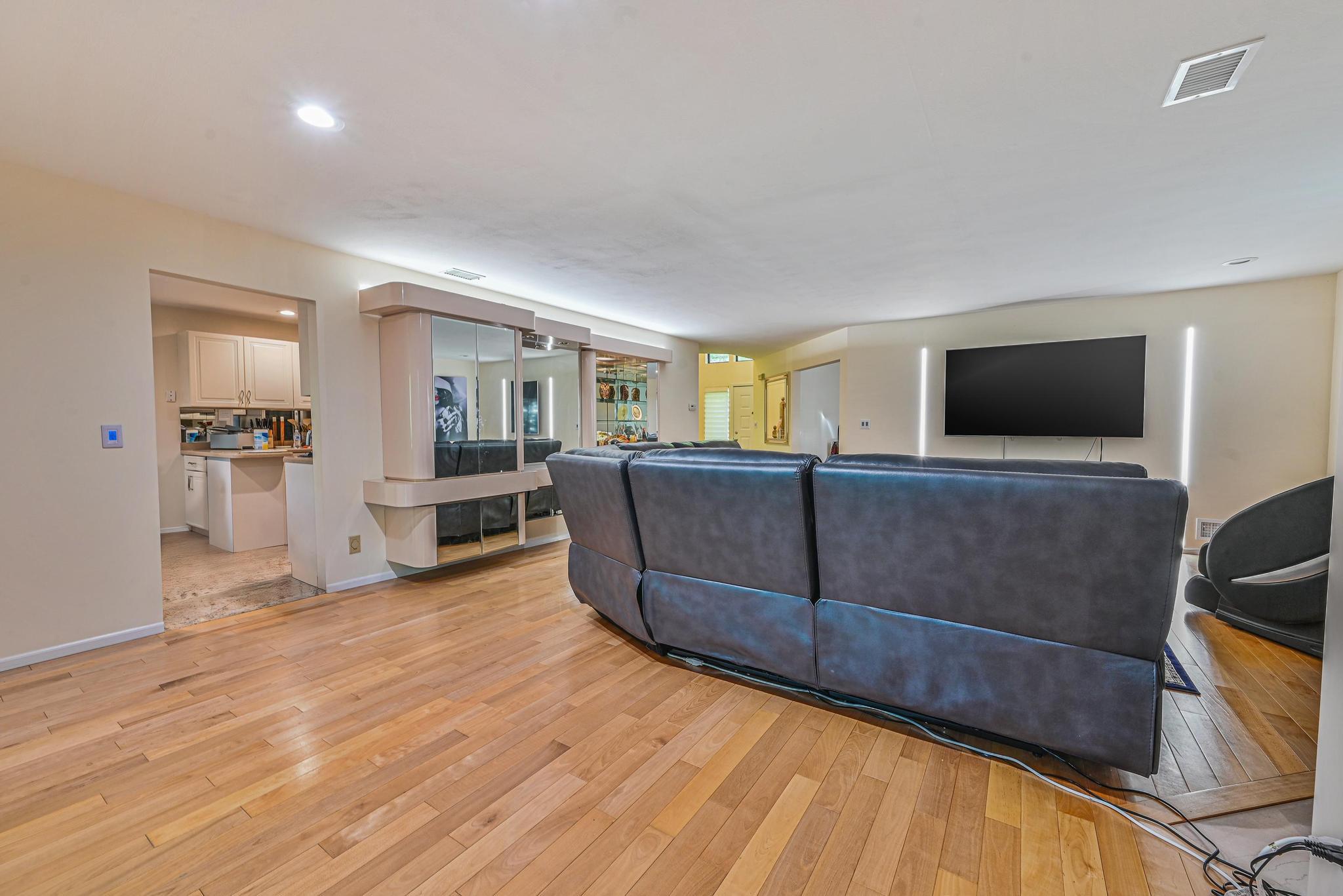 16 Wimbledon Drive, Roslyn, New York image 7