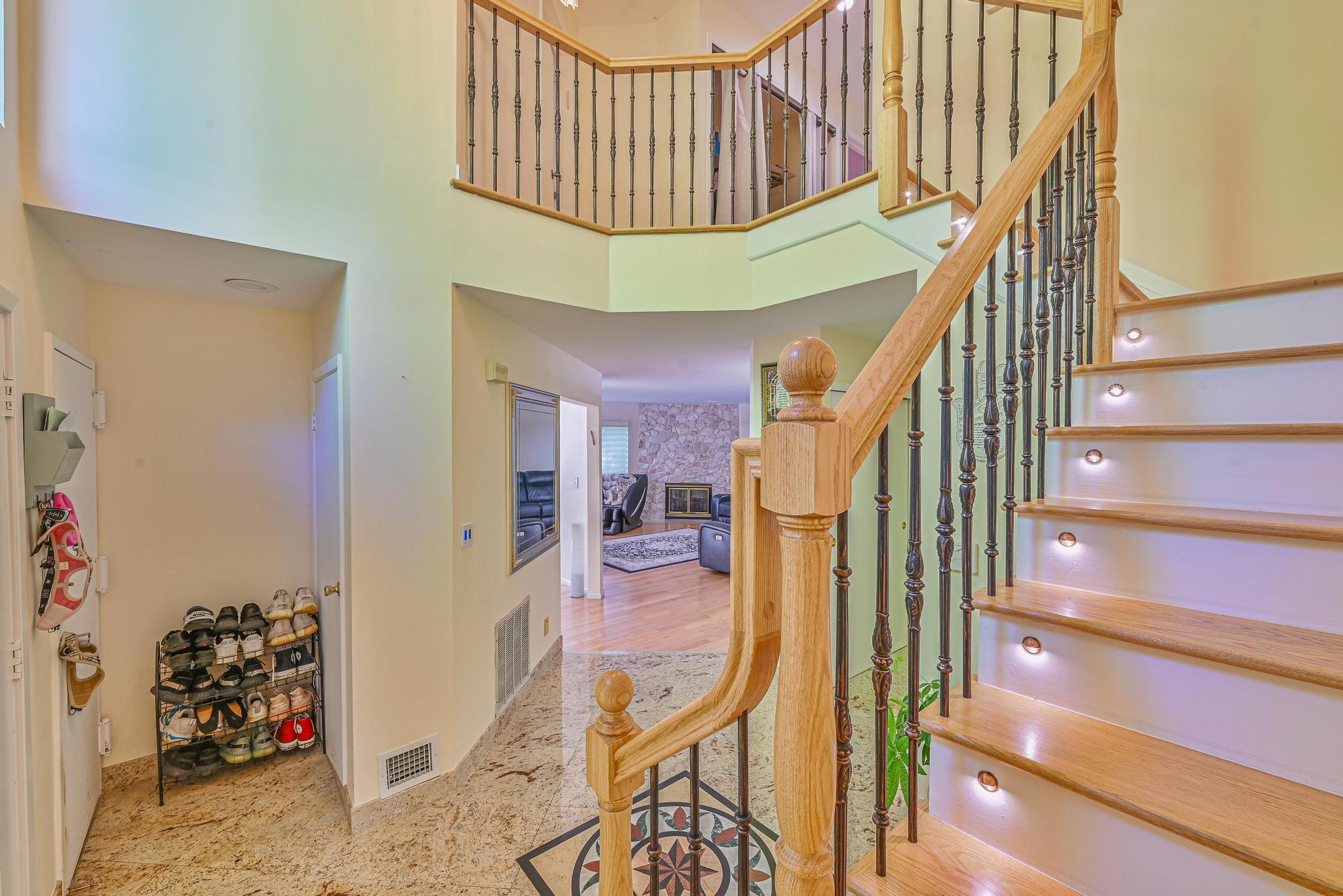 16 Wimbledon Drive, Roslyn, New York image 8