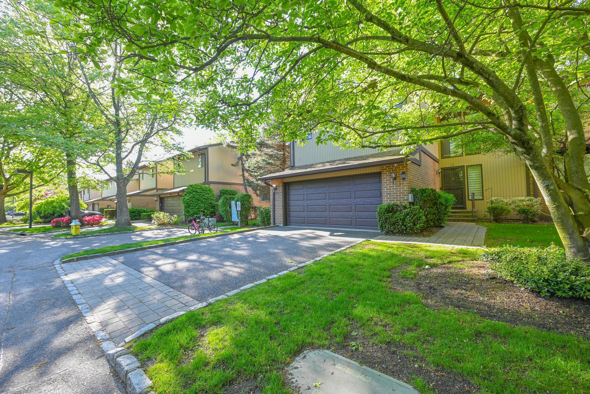 16 Wimbledon Drive, Roslyn, New York image 18