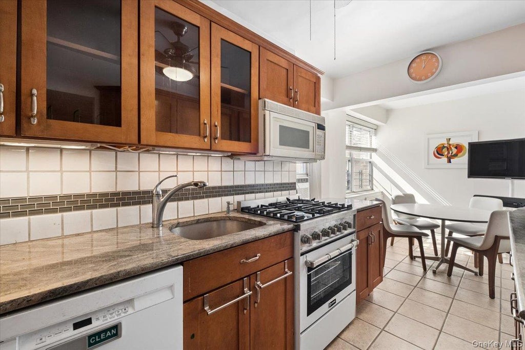 Photo of 235 Garth Road #D6A, Scarsdale, NY 10583 (MLS # 1061480)
