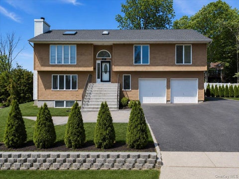 Homes For Sale - 15 Oakhurst Street St<br/> South Huntington, NY 11746